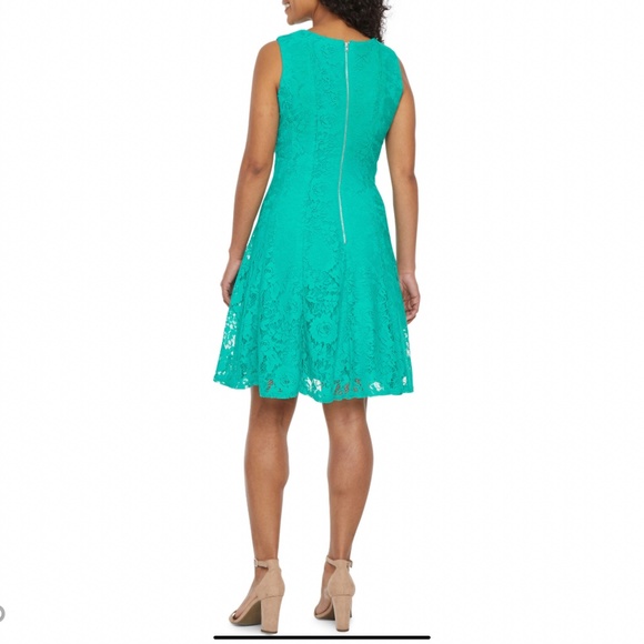 Danny & Nicole-Petite Sleeveless Floral Lace Fit & - Picture 2 of 3